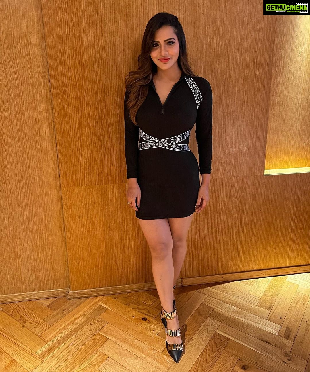 Ashu Reddy Instagram - Wearing @moschino 🔥 Hosting for @yasaswikondepudi_official's #YKconcert today! ♥️ #ashureddy #yasaswikondepudi #eluru #excited #thankful @hairstylistravi 🎉👹