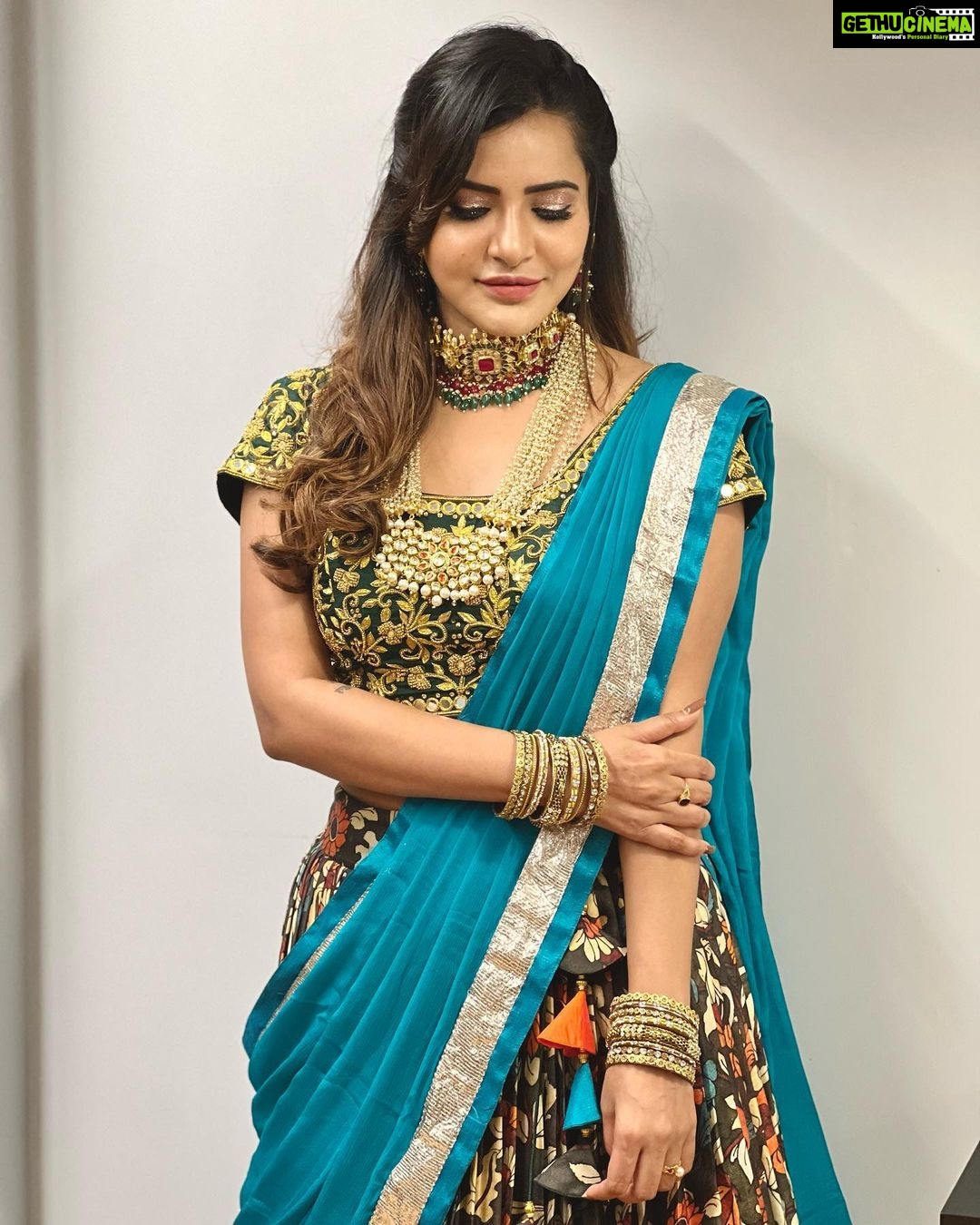Ashu Reddy Instagram - Okay now you guys should tell me how is the traditional look!! 😍♥️ #ashureddy #tradtional #beingdesi Thank you @argalacouture9 @petalsbyswathi #event #rajamundry #vibes 🔥