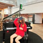 Avneet Kaur Instagram - Striking different poses in different moods at the CIP Lounge in Istanbul airport!❤️😍✨ @goturkiye @turkishairlines @turkiyetourism_in Turkish Airlines Business Class Lounge Istanbul International Airport