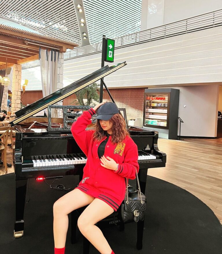 Avneet Kaur Instagram - Striking different poses in different moods at the CIP Lounge in Istanbul airport!❤️😍✨ @goturkiye @turkishairlines @turkiyetourism_in Turkish Airlines Business Class Lounge Istanbul International Airport