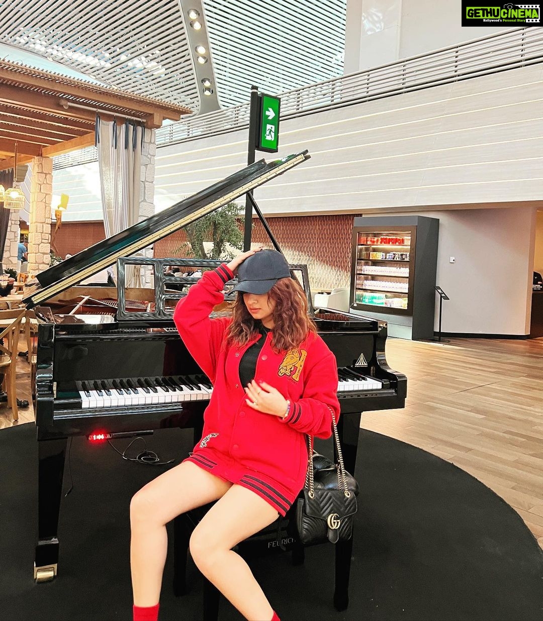 Avneet Kaur Instagram - Striking different poses in different moods at the CIP Lounge in Istanbul airport!❤️😍✨ @goturkiye @turkishairlines @turkiyetourism_in Turkish Airlines Business Class Lounge Istanbul International Airport