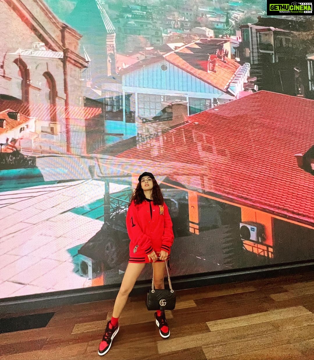 Avneet Kaur Instagram - Striking different poses in different moods at the CIP Lounge in Istanbul airport!❤️😍✨ @goturkiye @turkishairlines @turkiyetourism_in Turkish Airlines Business Class Lounge Istanbul International Airport