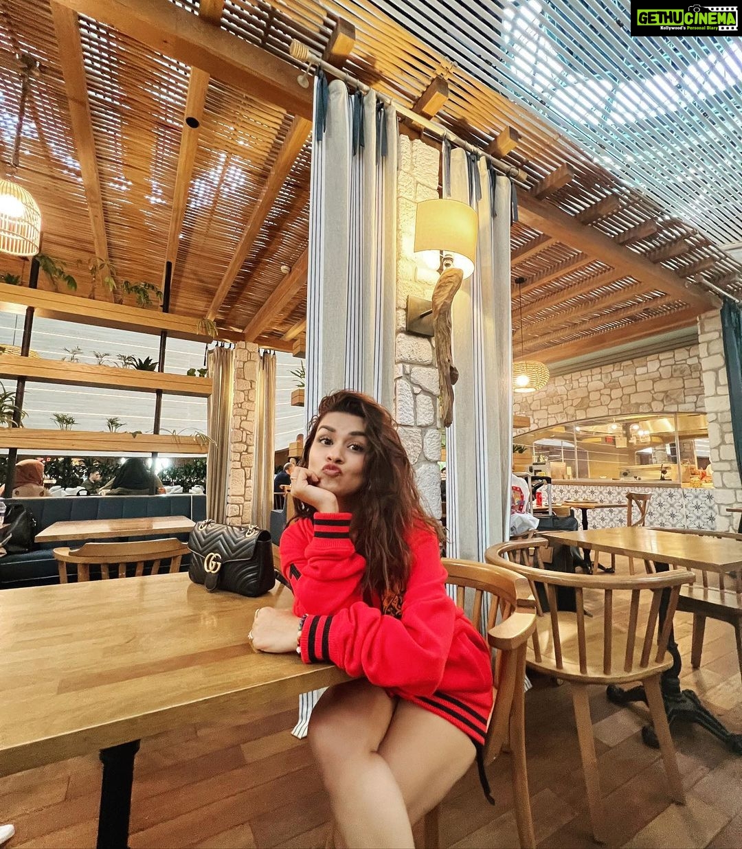 Avneet Kaur Instagram - Striking different poses in different moods at the CIP Lounge in Istanbul airport!❤️😍✨ @goturkiye @turkishairlines @turkiyetourism_in Turkish Airlines Business Class Lounge Istanbul International Airport