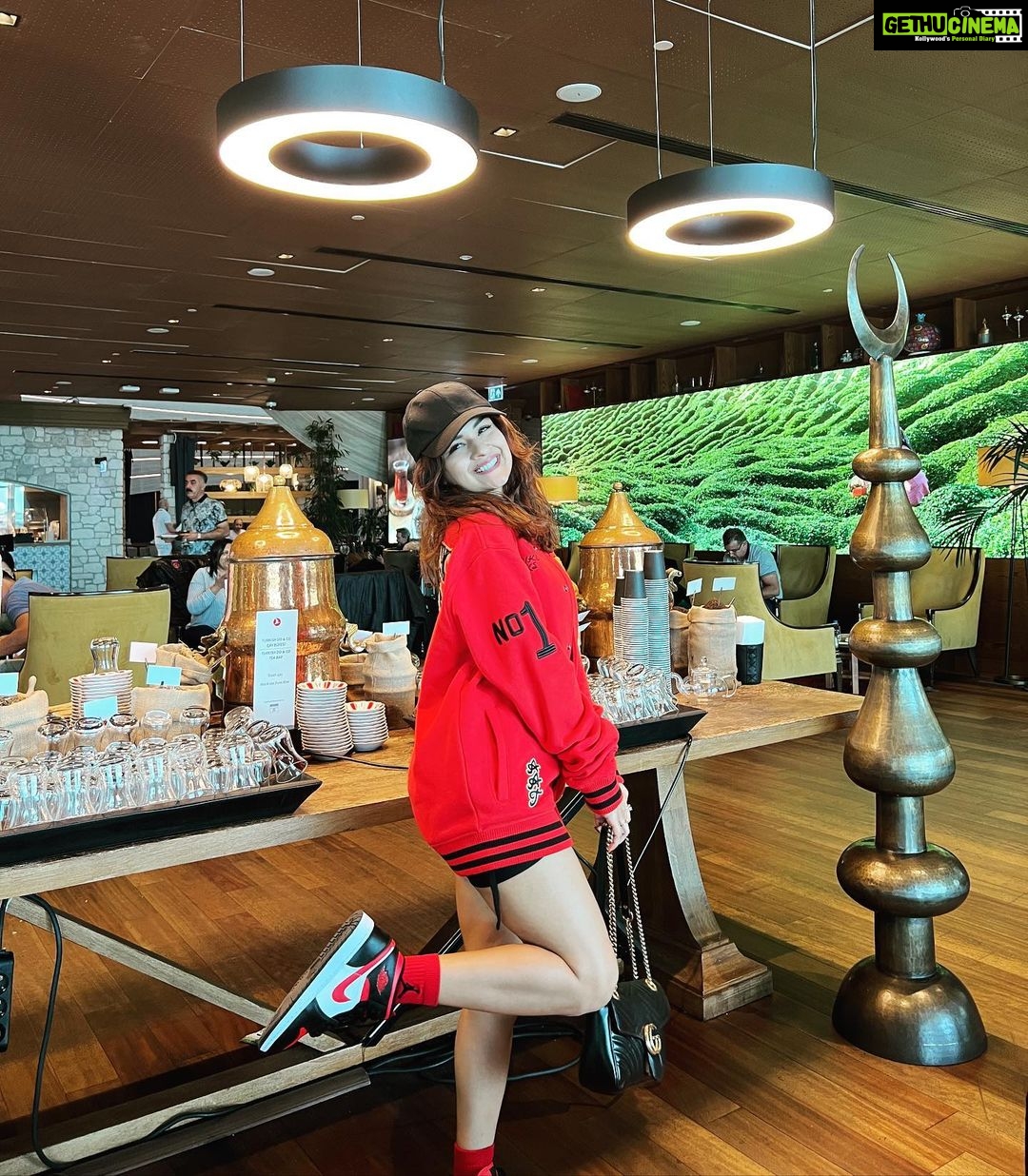 Avneet Kaur Instagram - Striking different poses in different moods at the CIP Lounge in Istanbul airport!❤️😍✨ @goturkiye @turkishairlines @turkiyetourism_in Turkish Airlines Business Class Lounge Istanbul International Airport