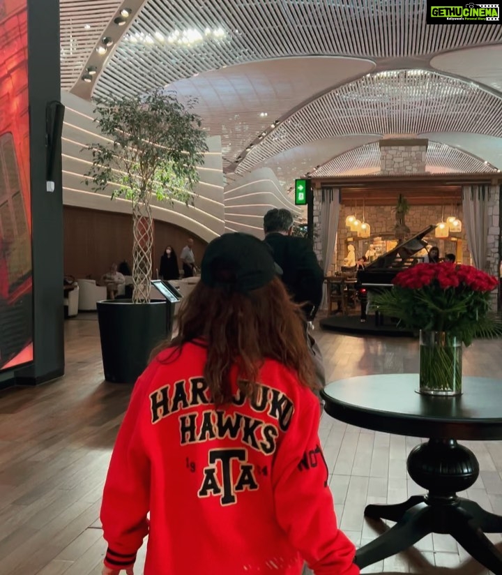 Avneet Kaur Instagram - Striking different poses in different moods at the CIP Lounge in Istanbul airport!❤️😍✨ @goturkiye @turkishairlines @turkiyetourism_in Turkish Airlines Business Class Lounge Istanbul International Airport