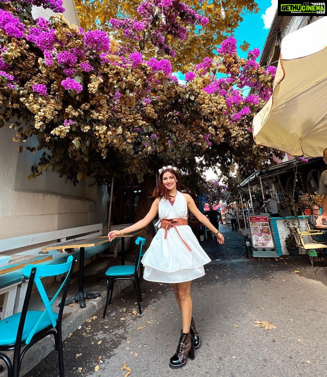 Avneet Kaur Instagram - Being a flower child in the streets of Buyukada Island 😍✨ @goturkiye @turkiyetourism_in Büyükada