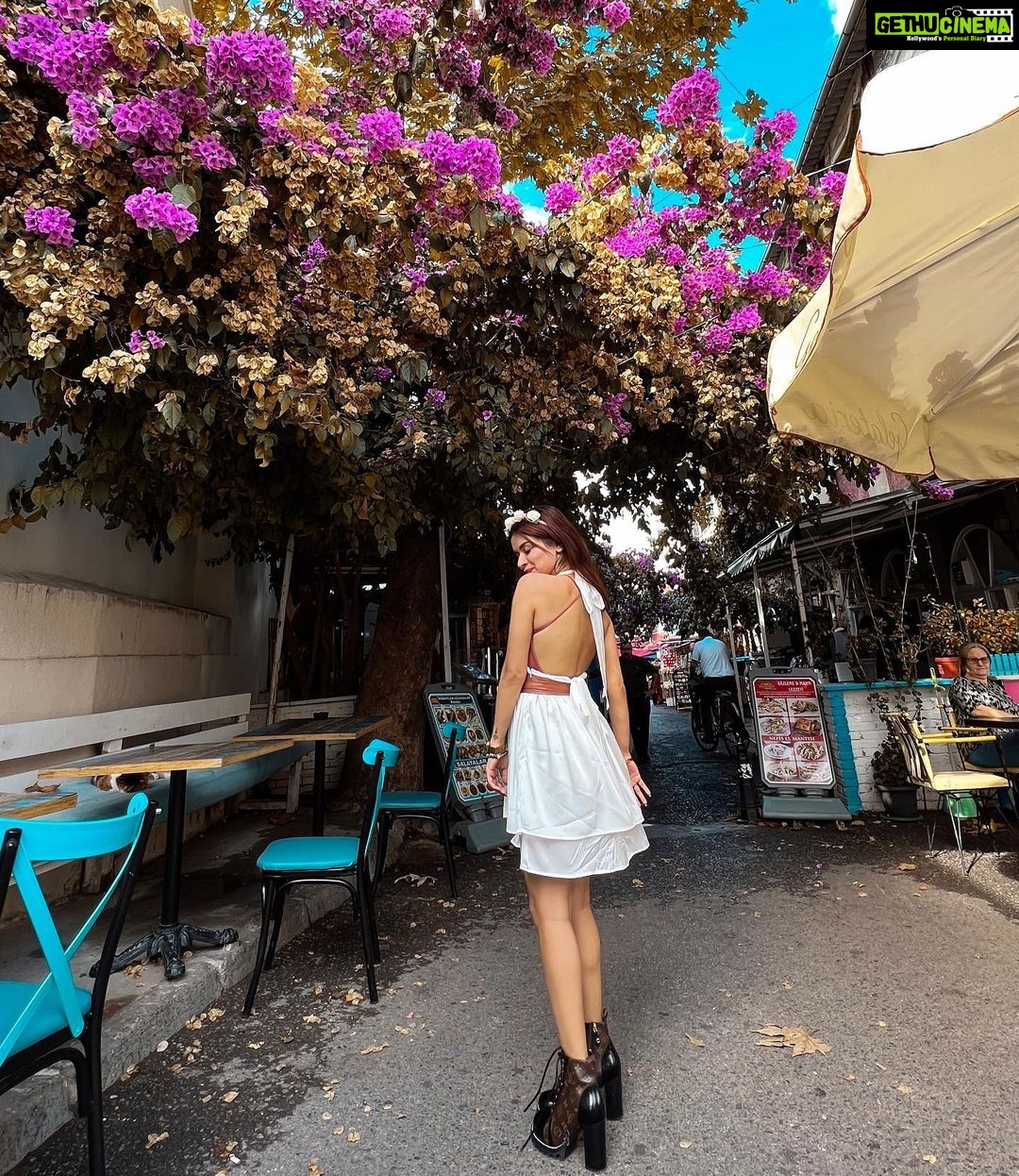 Avneet Kaur Instagram - Being a flower child in the streets of Buyukada Island 😍✨ @goturkiye @turkiyetourism_in Büyükada