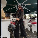 Avneet Kaur Instagram - She designed a life she loves.🖤☕️ Wearing- @zara @hm Boots- @louisvuitton Bag- @gucci Shades- @versace Belt- @gucci 📸- @krupalakhanii.16 Büyükada