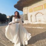 Avneet Kaur Instagram - Maula mere maula mere playing in the background 🕊🤍 @turkiyetourism_in @goturkiye Outfit :- @asopalav Styling :- @stylingcityy 📸- @krupalakhanii.16