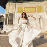 Avneet Kaur Instagram - Maula mere maula mere playing in the background 🕊🤍 @turkiyetourism_in @goturkiye Outfit :- @asopalav Styling :- @stylingcityy 📸- @krupalakhanii.16