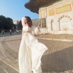 Avneet Kaur Instagram - Maula mere maula mere playing in the background 🕊🤍 @turkiyetourism_in @goturkiye Outfit :- @asopalav Styling :- @stylingcityy 📸- @krupalakhanii.16
