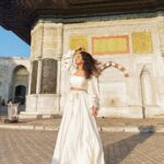 Avneet Kaur Instagram - Maula mere maula mere playing in the background 🕊🤍 @turkiyetourism_in @goturkiye Outfit :- @asopalav Styling :- @stylingcityy 📸- @krupalakhanii.16