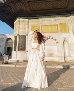 Avneet Kaur Instagram - Maula mere maula mere playing in the background 🕊🤍 @turkiyetourism_in @goturkiye Outfit :- @asopalav Styling :- @stylingcityy 📸- @krupalakhanii.16