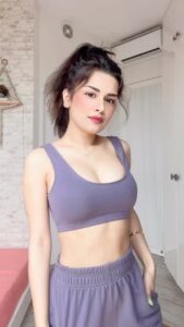Avneet Kaur Instagram - Champagne rabb ne banayi hoyi hai ❤️👅