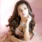Avneet Kaur Instagram - Cause a princess doesn’t cry!🔥💜 #reelsinstagram #reelitfeelit #princess #bts #photoshoot