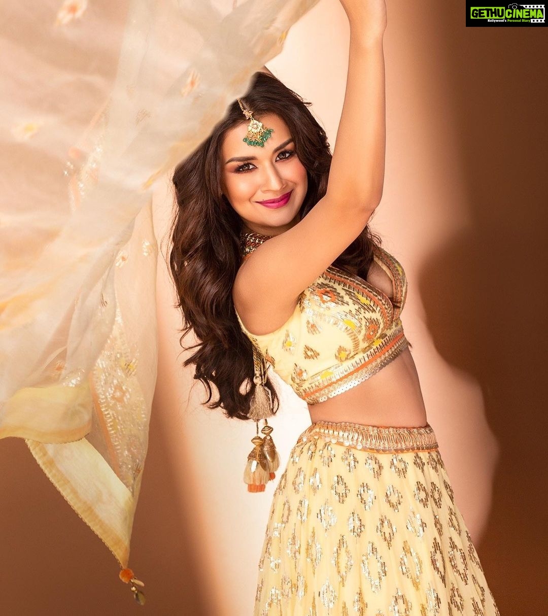 Avneet Kaur Instagram - Kitni haseen yeh mulaqaatein hain…. Un se bhi pyaari teri baatein hain….❤️✨