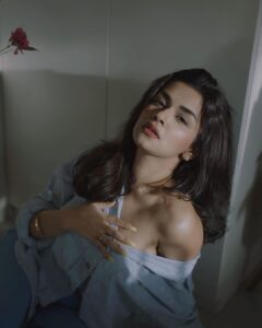 Avneet Kaur Instagram - I’m so into you I can barely breathe💙