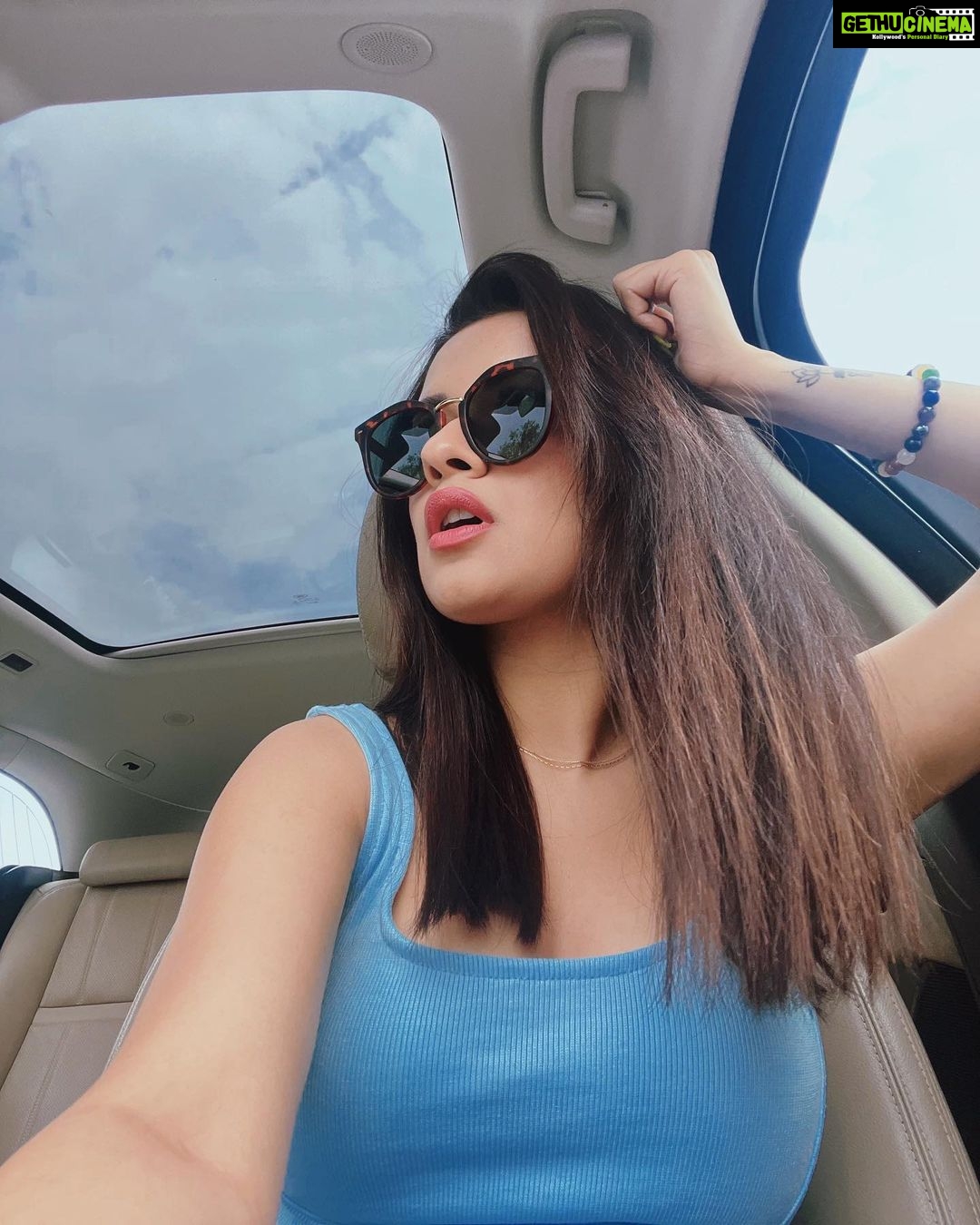 Avneet Kaur Instagram - For tomorrow may rain So I’ll follow the sun ☀️💙 Wearing- @tomberamoureuxin 🕶- @thetintedstory