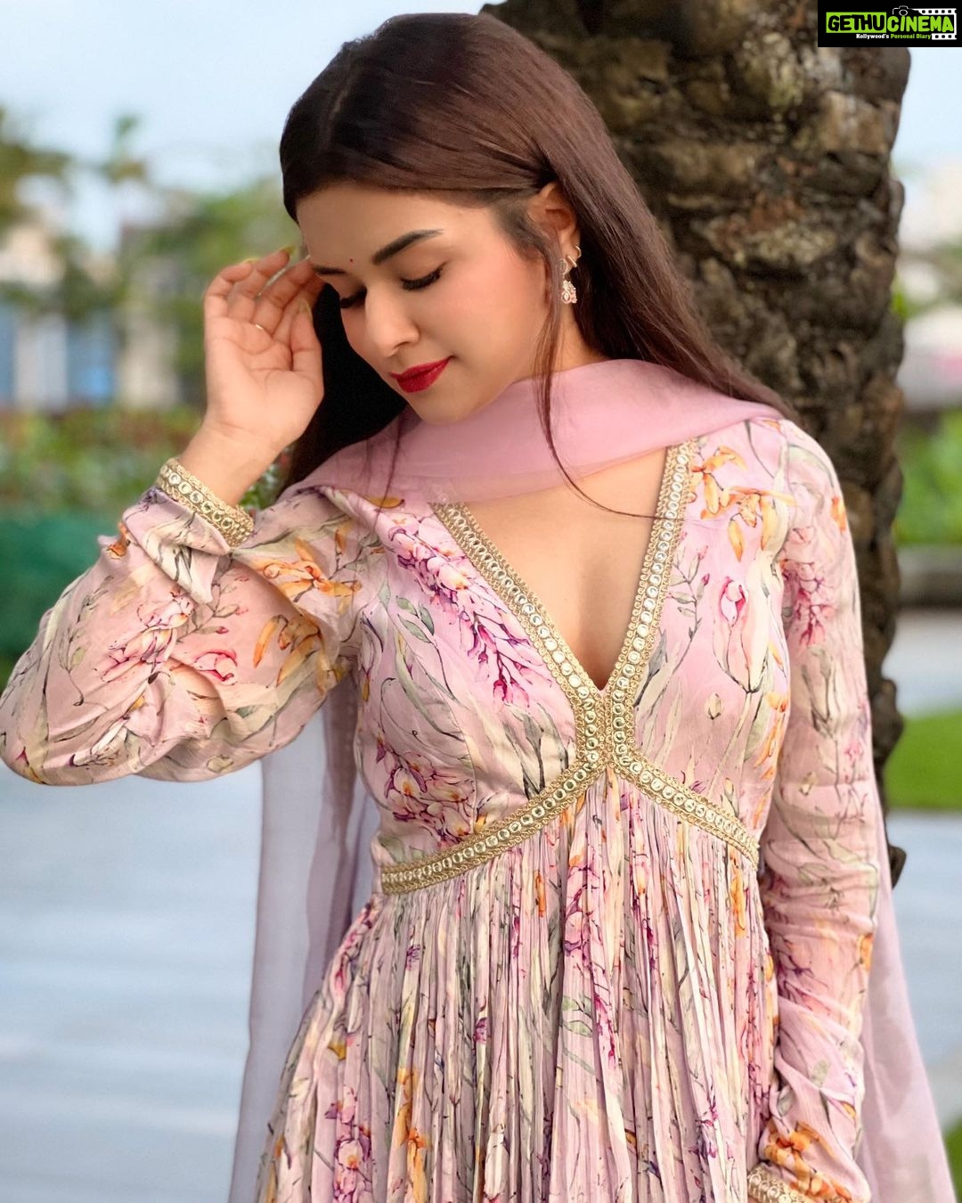Avneet Kaur Instagram - Sabar kar… Apna kissa nahi kahani hai 💕✨