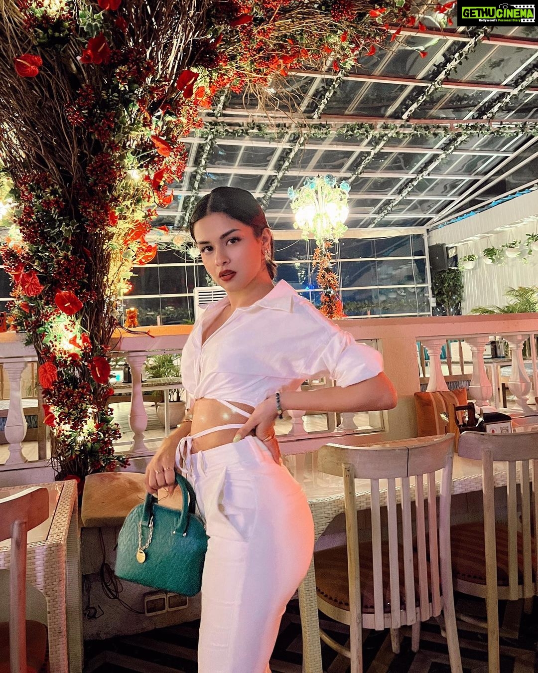 Avneet Kaur Instagram - When the sun goes down and the band won’t play I’ll always remember us this way.❤️✨ Shirt- @baesic_world Pants- @hm Heels- @londonrag_in Bag & jewellery- @accessorizeindiaofficial Mumbai, Maharashtra