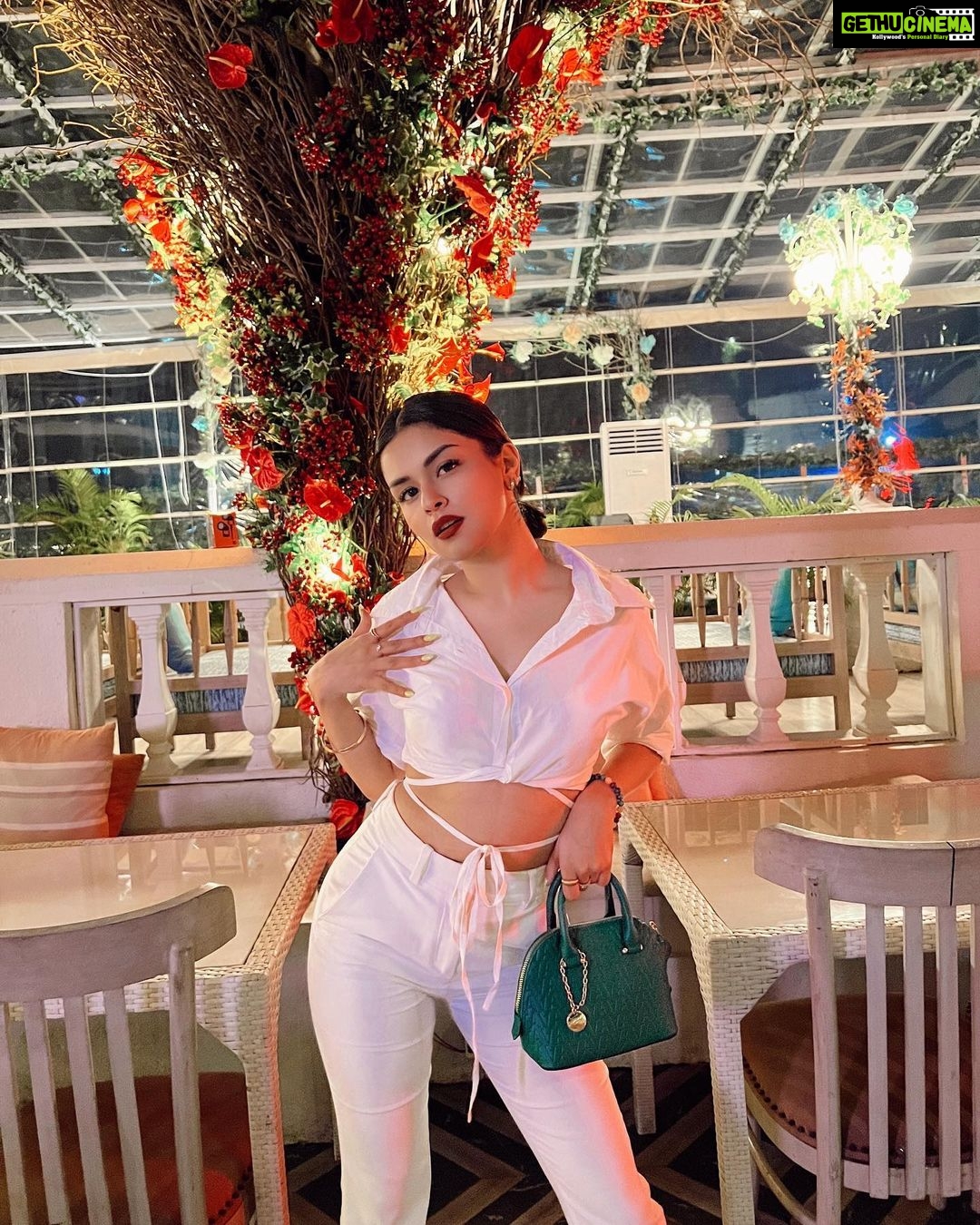 Avneet Kaur Instagram - When the sun goes down and the band won’t play I’ll always remember us this way.❤️✨ Shirt- @baesic_world Pants- @hm Heels- @londonrag_in Bag & jewellery- @accessorizeindiaofficial Mumbai, Maharashtra