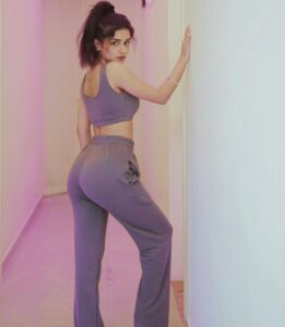 Avneet Kaur Instagram - I’d rather inspire than impress.💜

Wearing- @burger.bae