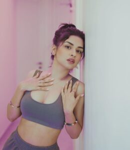 Avneet Kaur Instagram - I’d rather inspire than impress.💜

Wearing- @burger.bae
