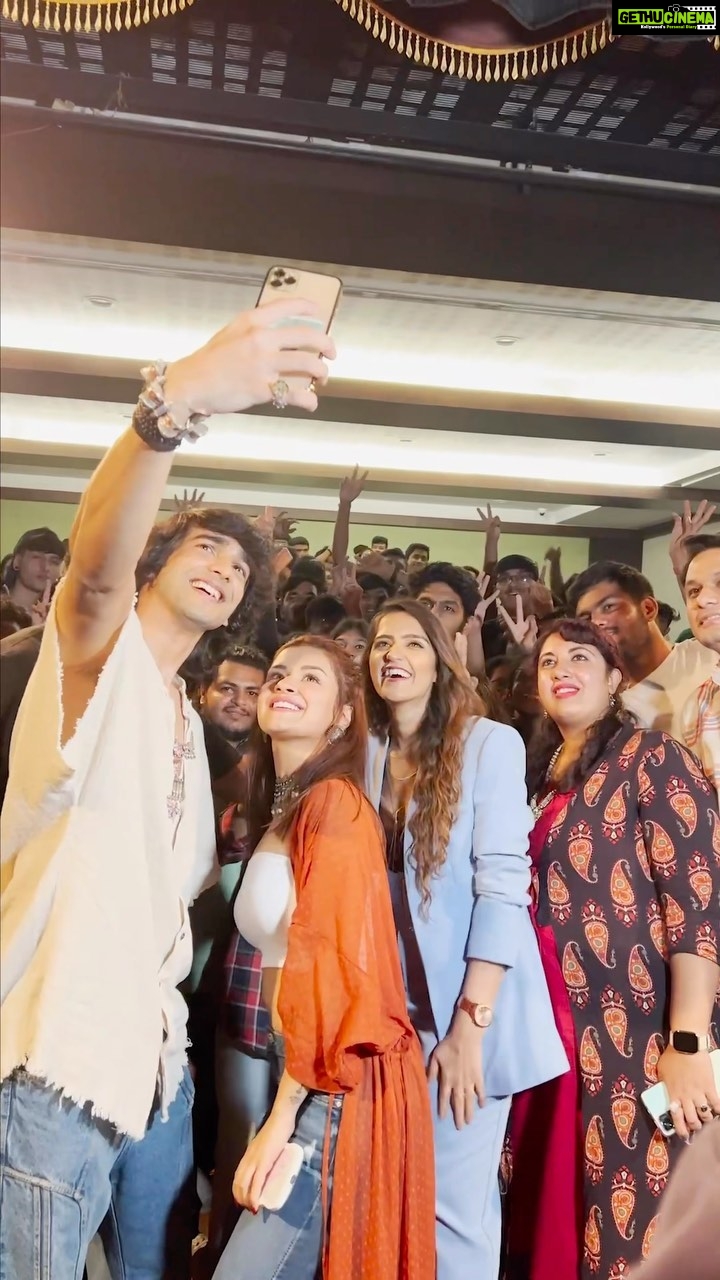 Avneet Kaur Instagram - #KesariyoRang promotions day 1 went like ❤️😍 @vyrloriginals @shantanu.maheshwari @aseeskaurmusic
