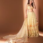 Avneet Kaur Instagram - Kitni haseen yeh mulaqaatein hain…. Un se bhi pyaari teri baatein hain….❤️✨