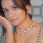 Avneet Kaur Instagram - Teri aankhon ke matvaale kaajal ko mera salaam💛💚💫 @azafashions #reelsinstagram #reelitfeelit #indian #photoshoot #aza