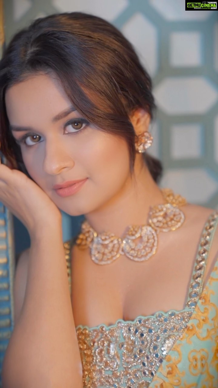 Avneet Kaur Instagram - Teri aankhon ke matvaale kaajal ko mera salaam💛💚💫 @azafashions #reelsinstagram #reelitfeelit #indian #photoshoot #aza