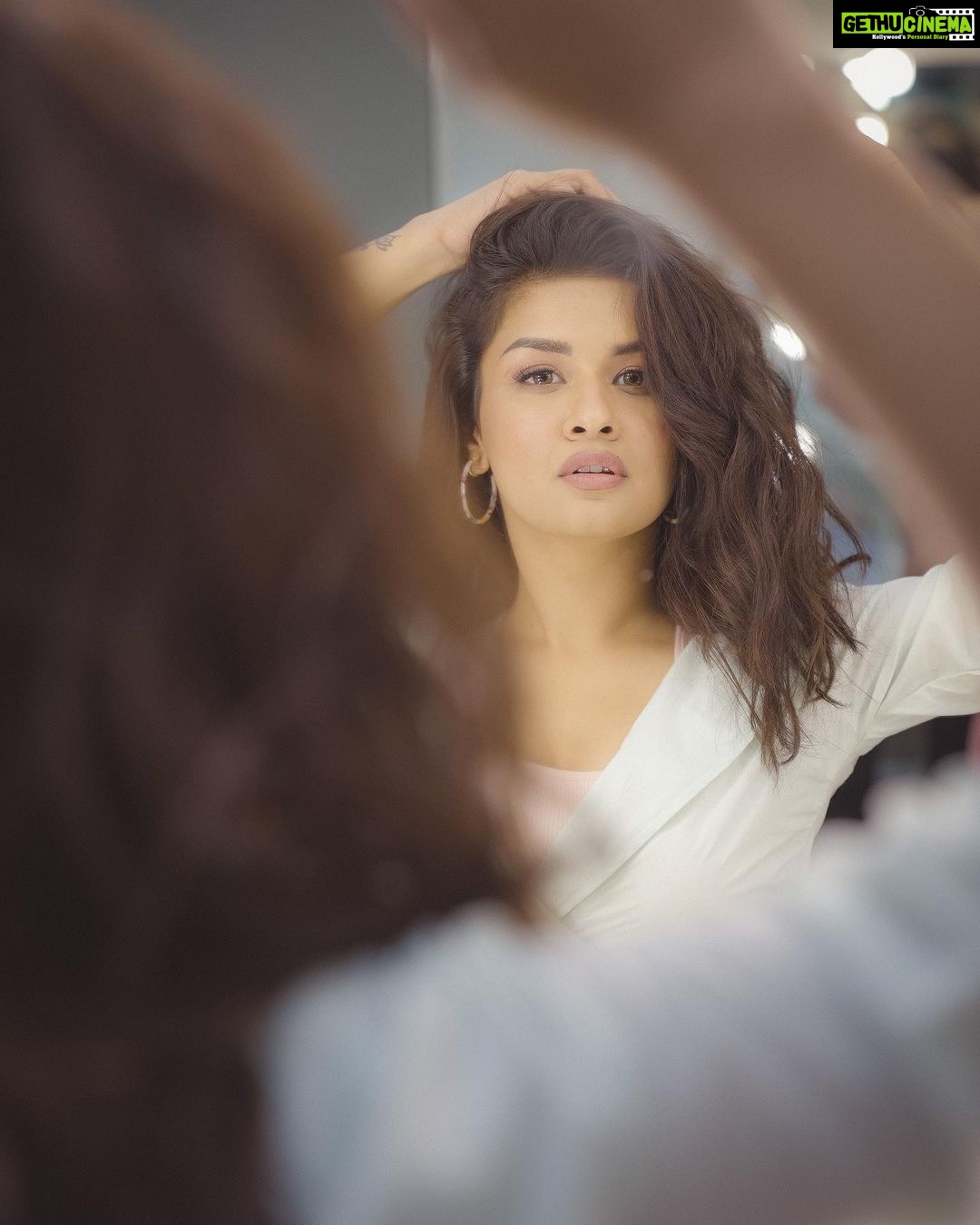 Avneet Kaur Instagram - I ainβt talkin bout you Iβm talking to my own reflection πππΈπβ¨ #throwback #opposhoot