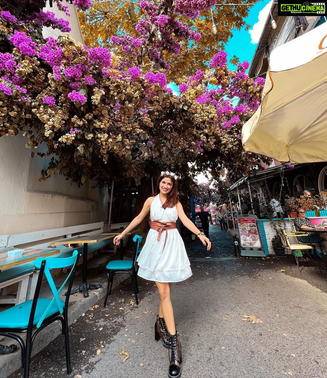 Avneet Kaur Instagram - Being a flower child in the streets of Buyukada Island 😍✨ @goturkiye @turkiyetourism_in Büyükada