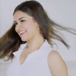 Avneet Kaur Instagram - I live life on my own terms and follow my heart kyunki #Pareehoonmain. Now it's your time to own your wings and reach for your dreams. #Pareehoonmain #PareeSanitaryPads #ParNikalAye #PutYourWingsOn #HeavyFlowChampion