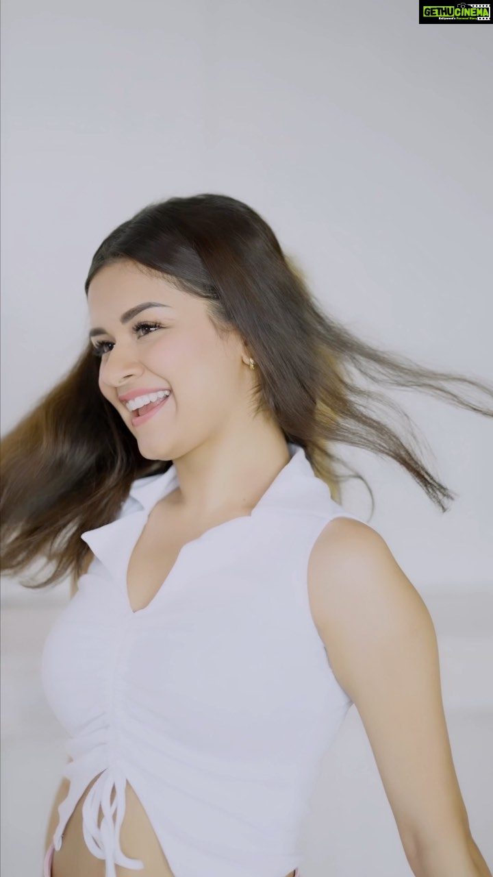 Avneet Kaur Instagram - I live life on my own terms and follow my heart kyunki #Pareehoonmain. Now it's your time to own your wings and reach for your dreams. #Pareehoonmain #PareeSanitaryPads #ParNikalAye #PutYourWingsOn #HeavyFlowChampion