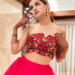 Avneet Kaur Instagram - About last night💕❤️ #whatiwore Styled by @manalijagtap Outfit @manalijagtapofficial 📸- @heenalaad Pune, Maharashtra