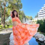 Avneet Kaur Instagram - Summer high 🧡🌴✨ Outfit: @threadnbutton Stylist : @digitallydiksha Rixos Downtwn Antalya