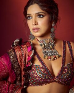 Bhumi Pednekar Instagram - Last night was 💥 #Diwali 

Wearing @abujanisandeepkhosla 
Styled by @rheakapoor 
Makeup @sonicsmakeup 
Hair @hairstories_byseema 
Styling Team @sanyakapoor 
Earrings & rings @abhilasha_pret_jewelry 
Necklace & hair chain @motifsbysurabhididwania 
Bag @amrapalijewels 
Kadas @abhilasha_pret_jewelry & @motifsbysurabhididwania 
Photographer @lisadsouza