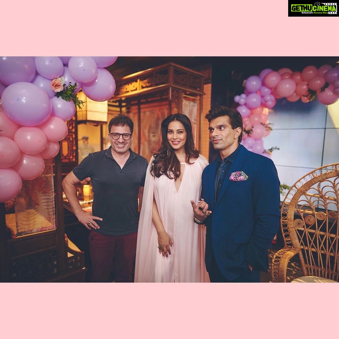 Bipasha Basu Instagram - Thank you @eightrestaurantindia @prashantissar @atularuia @phoenixpalladium ,for being such generous hosts and showering us with unending extravagance! It will be a night remembered by all ❤️ #littlemonkeyontheway #parentstobe #babyshower #monkeylove