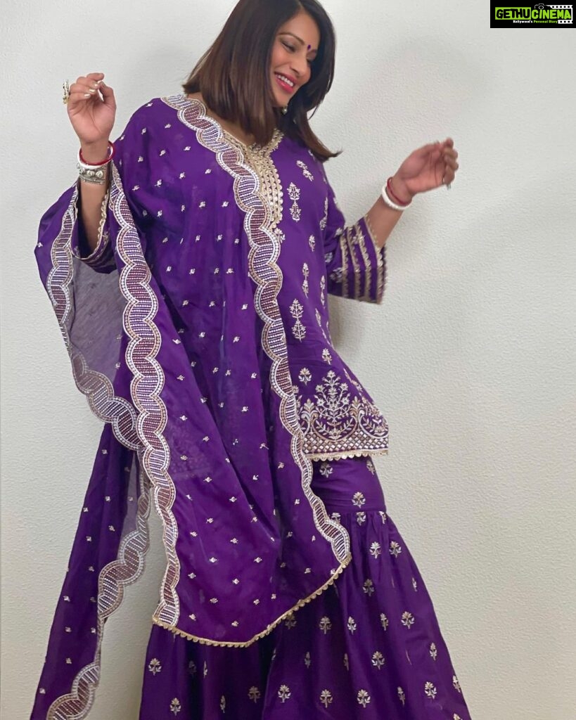 Bipasha Basu Instagram - My Diwali Mood ❤🧿 Outfit @shopmulmul Jewellery @azotiique 📸Hubby ❤