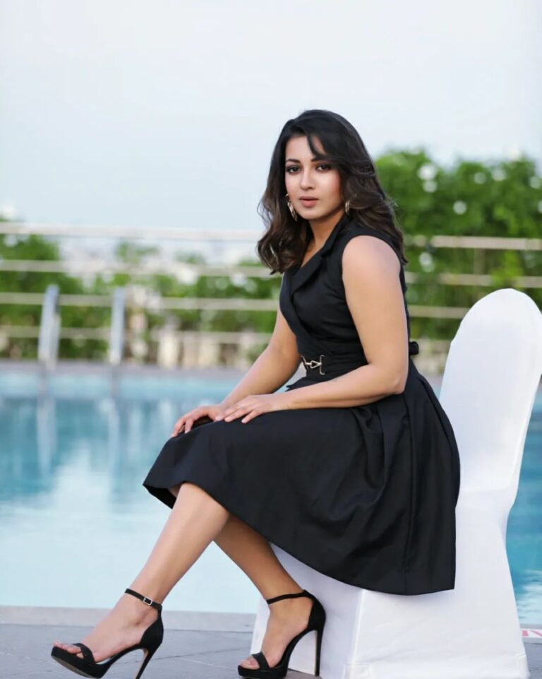 Catherine Tresa Instagram - If it is not Black ..we should just put it back 😜. #blackismyhappycolor #justgirliestuff #mebeingme #mondaymood Captured by @krishna_photography_2411 Styled by @manogna_gollapudi Dress by @houseoffett Accessories by @thetrinkaholic Hair by @marella_makeupstudio Makeup by @madhu_derangula