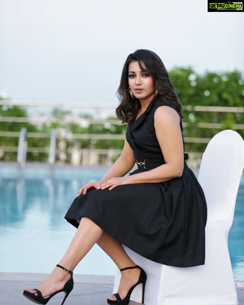 Catherine Tresa Instagram - If it is not Black ..we should just put it back 😜. #blackismyhappycolor #justgirliestuff #mebeingme #mondaymood Captured by @krishna_photography_2411 Styled by @manogna_gollapudi Dress by @houseoffett Accessories by @thetrinkaholic Hair by @marella_makeupstudio Makeup by @madhu_derangula