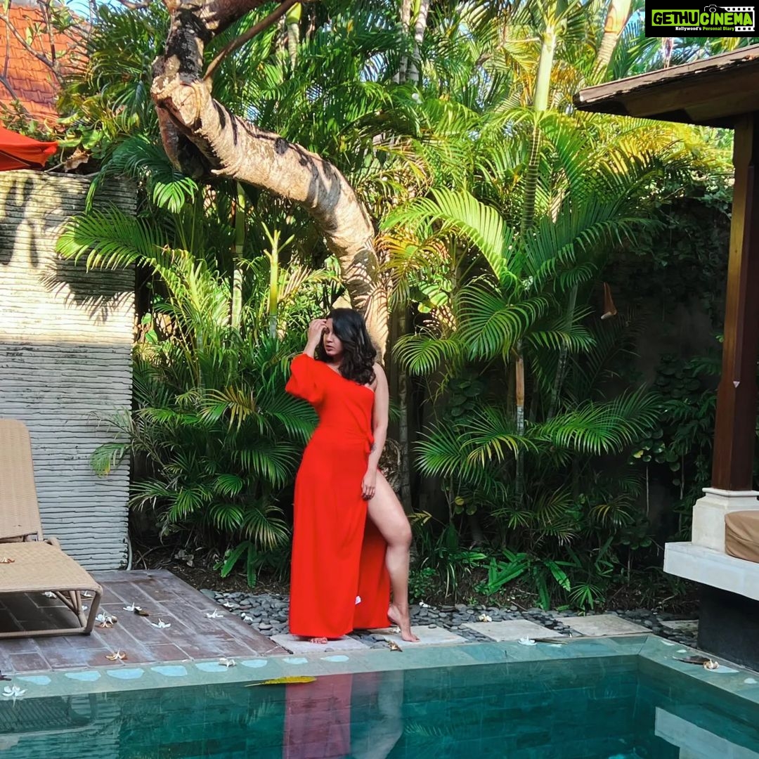 Catherine Tresa - 165.9K Likes - Almost a Mermaid😜..
#balilife #breakisover #waterbaby #mebeingme
#tuesdaymotivation