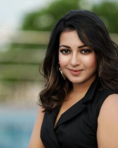 Catherine Tresa Instagram - If it is not Black ..we should just put it back 😜.

#blackismyhappycolor #justgirliestuff #mebeingme #mondaymood 

Captured by @krishna_photography_2411 
Styled by @manogna_gollapudi 
Dress by  @houseoffett 
Accessories by @thetrinkaholic 
Hair by @marella_makeupstudio 
Makeup by @madhu_derangula