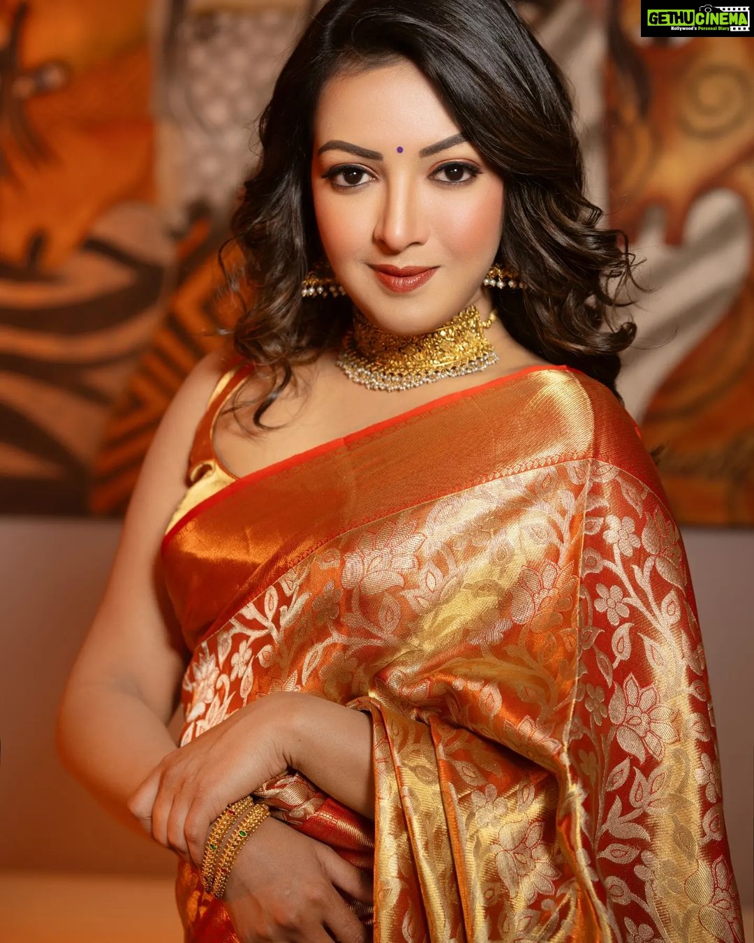 Catherine Tresa Instagram - Still feeling festive this side 💫. #fridayvibes #festivemood #mebeingme Styled by @manogna_gollapudi Hair @venkymakeupstudio Makeup by @makeup_by_lavanya Captured by @adriensequeira Jewellery @bcos_its_silver