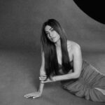 Chitrangada Singh Instagram – Blurry black & whites .. my new favs !! 
#outtakesarethebesttakes 🖤
Taken by the expert Dop for #btsedits @ayushi.20 😁

#photoshoot
@rahuljhangiani 
@yashaswinigupta_makeup 
@pushkinbhasin 
@namitaalexander