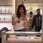 Chitrangada Singh Instagram – Got a mirror .. got to pose ! 😁
#shoppingselfie 😎 Harrods