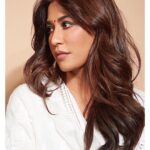 Chitrangada Singh Instagram – It’s all about modern lovin’ 🤍💫 #cuttingchai with @arshad_warsi 
#modernlovemumbaionprime 
.
.
@shopmulmul 
@avior.jewels 
Makeup  @yashaswinigupta_makeup 
Hair by @pushkinbhasin 
📸 by @shivamguptaphotography