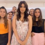 Chitrangada Singh Instagram - When 6 out of sync people do #trendingreels … It’s a lotttt of fun ! 😎😁 #onetakeartists #postpackupscenes ❤️ @ayushi.20 @yaminichander @shreejarajgopal @yashaswinigupta_makeup @pushkinbhasin