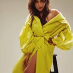Chitrangada Singh Instagram - 🌻🌻🌻 . . Makeup @yashaswinigupta_makeup Hair @pushkinbhasin Shot by @rahuljhangiani Styled by @namitaalexander Trench & boots @sshomme Managed by @ayushi.20